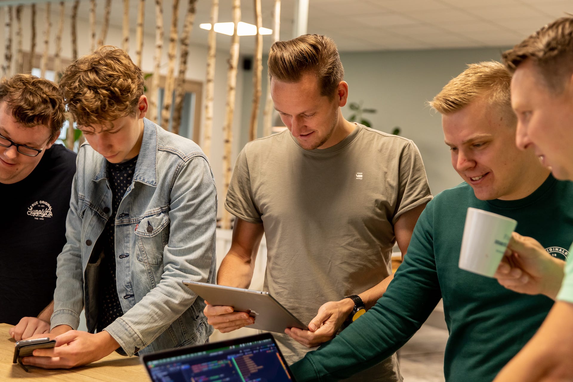 Kevin aan het werk met een iPad in zijn handen